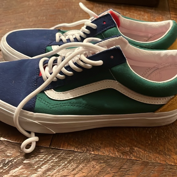 Vans - Picture 2 of 8